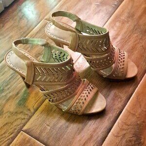 Women's Adrienne Vittadini Tan Heels. Leather. Laser Cut Design. Size 7 1/2 M